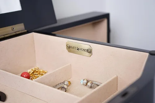 Vista 33 de Hives and Honey Florence Jewelry Armoire - Organizador de almacenamiento de joyas con 8 cajones forrados de fieltro, espejo de tocador, rollos