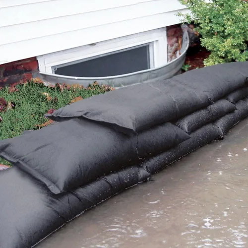 Vista 5 de Bolsas de inundación activadas por agua Quick Dam, 1 pie x 2 pies, paquete de 6. hese sandless sandbags are water-activated and self-inflating