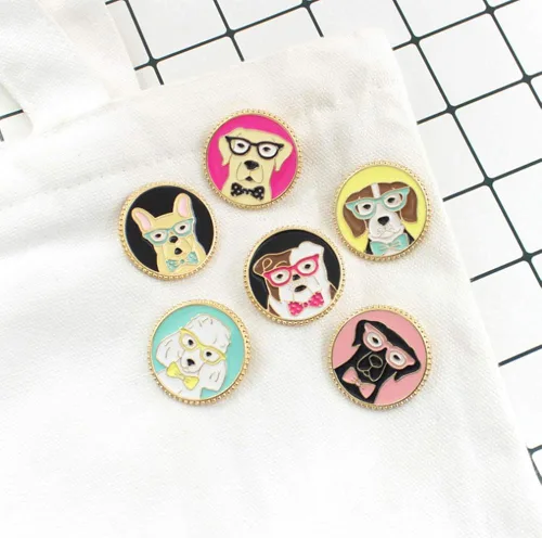Vista 3 de Flairs New York - Broche de solapa esmaltado hecho a mano, Perro Retriever con revestimiento plano