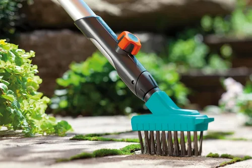 Vista 3 de Gardena Combisystem Cepillo para juntas M: asistente de jardín ideal para una fácil eliminación de musgo de juntas de pavimentación y bordes