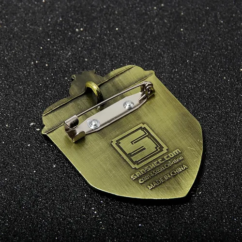 Vista 3 de FNAF Insignia de guardia de seguridad Freddy Fazbear Insignia de seguridad Fnaf Insignia de seguridad Insignia de seguridad Diseño de Pin de metal