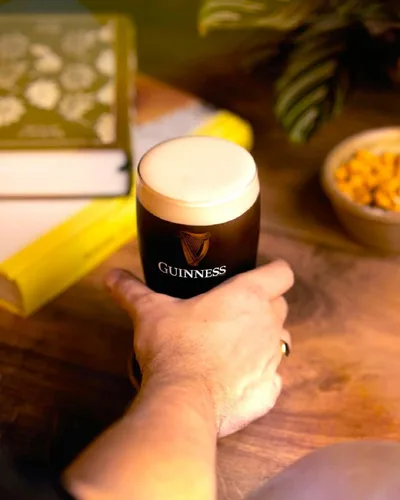Vista 4 de Guinness Vaso de pinta de 20 onzas (juego de 2)