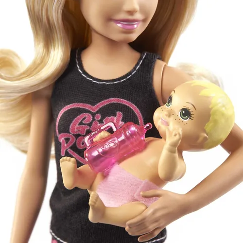 Vista 4 de Set de Barbie Skipper Babysitters Inc con muñeca rubia en camiseta 'Girl Power', muñeca bebé y 4 accesorios Rubio