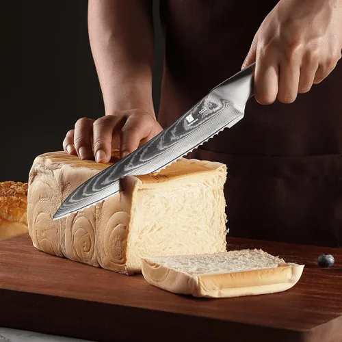 Vista 2 de Cuchillo de Pan de Acero Damasco 9C: Un Cuchillo Dentado de Borde Ondulado Ancho con una Hoja de Acero Inoxidable Mejorada Súper Afilada de 8