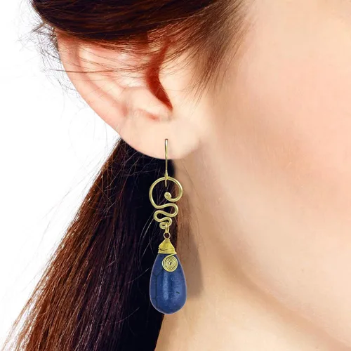 Vista 5 de AeraVida Aretes de gancho de pez de howlita teñidos de latón, tribales bohemios, reconstruidos, color azul marino, con forma de lágrima, remolinos