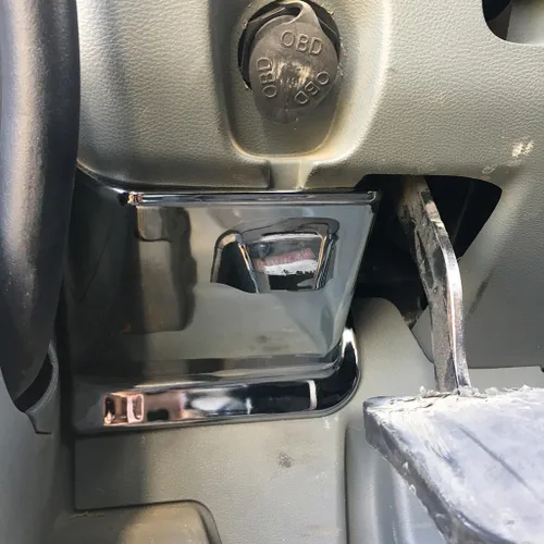 Vista 2 de CTW Cubierta de acceso de compartimento de fusible de plástico cromado. para varios compatibles con Kenworth T680, T880