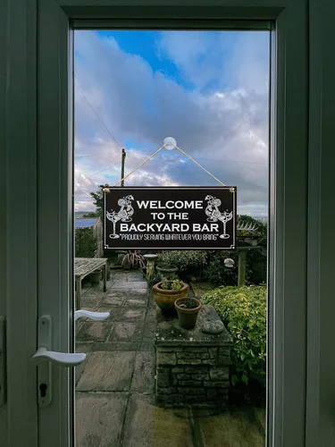 Vista 3 de CARISPIBET Letreros de bienvenida a la barra del patio trasero, letreros al aire libre para porche, placas decorativas para cocina, 6 x 12 pulgadas