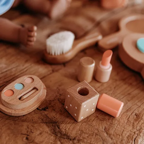 Vista 4 de Miniland Set de belleza de madera para muñecas, juego de accesorios de calidad con 6 piezas de madera y 1 funda de transporte para almacenamiento