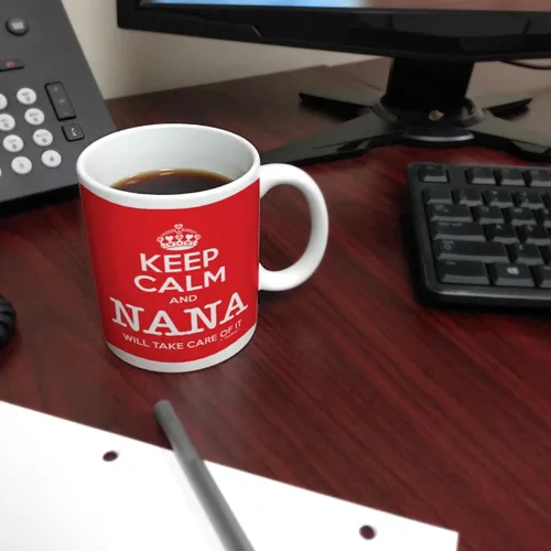 Vista 6 de Taza de té o café para regalo de cumpleaños con texto "Keep Calm and Nana Will Take Care of It", Rojo