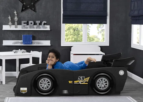 Vista 2 de Delta Children Grand Prix Race Car - Cama para niños pequeños y individuales, color negro