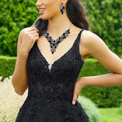 Vista 2 de EVER FAITH Conjunto de pendientes de collar de gota de flores y hojas de cristal elegante para mujer