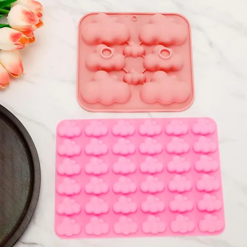 Vista 5 de Paquete de 3 moldes de silicona en forma de nube 3D, bandeja antiadherente para cubitos de hielo, molde de fondant para chocolate, dulces, jabón