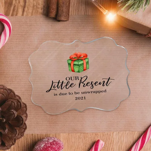 Vista 23 de Adornos de copo de nieve personalizados para la familia, con texto en inglés "Have You Hugged A Massage Therapeut", adornos navideños tropicales