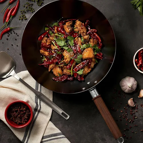 Vista 9 de ZWILLING Wok Dragon de acero al carbono de 12 pulgadas con tapa