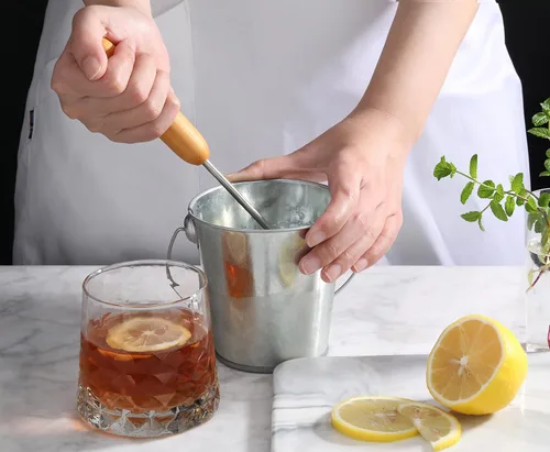 Vista 8 de New Star Foodservice Picador de hielo de acero al carbono con mango de madera dura, trituradora de hielo de 7.5 pulgadas, herramienta de bar