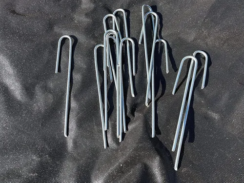 Vista 9 de Sandbaggy Paquete de 100 estacas de tubo de goteo para paisaje, 5 pulgadas de longitud, calibre 11, resistentes, anclajes de goteo, pasadores
