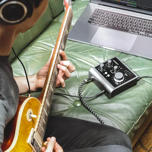 Vista 4 de Interfaz de audio Audient iD4 MKII, preamplificador de micrófono de consola Clase A