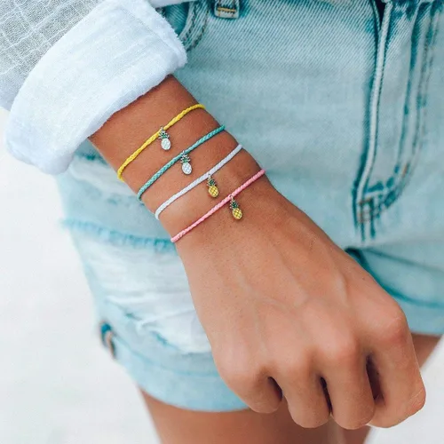 Vista 6 de Pura Vida Pulsera con dije de esmalte de piña plateada o dorada, correa ajustable, 100% impermeable