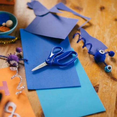 Vista 6 de Fiskars Tijeras de punta puntiaguda de 5 pulgadas para niños de 4 a 7 años - Tijeras para la escuela o manualidades - Suministros de regreso a