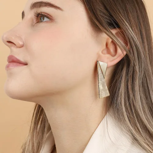 Vista 3 de OZEL - Aretes colgantes de oro para mujer, acabado cepillado, joyería de oro mate, chapado en oro de 14 quilates