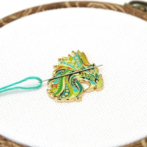 Vista 4 de Awesome Pattern Studio Needle Minder Set – Mandala Dragon Magnetic Needle Minder + 2 agujas Threaders. Pin esmaltado para punto de cruz, bordado