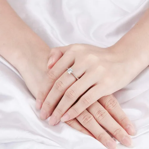 Vista 5 de DovEggs Anillo de compromiso de moissanita de plata de ley de 1 ct 6X6mm H-I color corte cojín para mujer