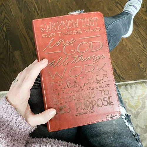 Vista 2 de JOY CREATIVE Biblia de estudio estudiantil ESV Personalizado con nombre El diseño personalizado está escrito a mano y grabado con láser Regalo