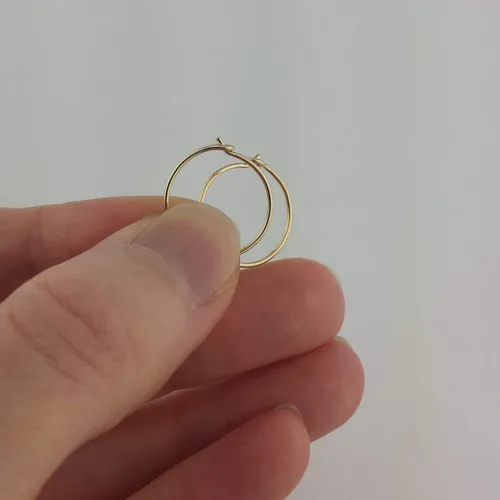 Vista 8 de Aretes de aro finos medianos de oro de 14 quilates para mujer, ligeros, minimalistas, para uso diario, de 1.5 pulgadas
