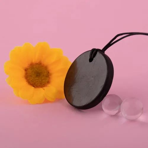 Vista 3 de Heka Naturals Collar con colgante de cristal de shungita, cristales curativos y collar de chakras, joyería de piedras preciosas para hombres
