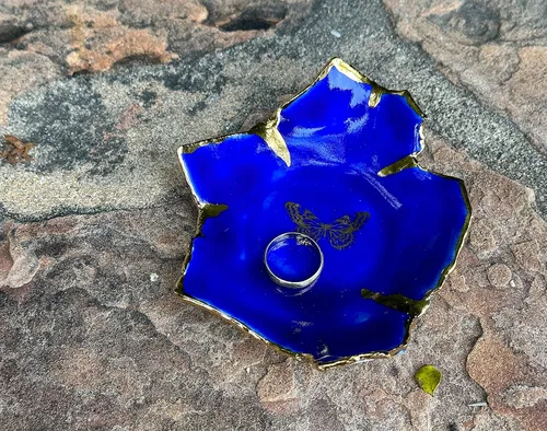 Vista 3 de Plato de anillo de mariposa azul real y dorado, plato de joyería de cerámica hecho a mano, regalo único para mamá, novia, novia, hermana, hija
