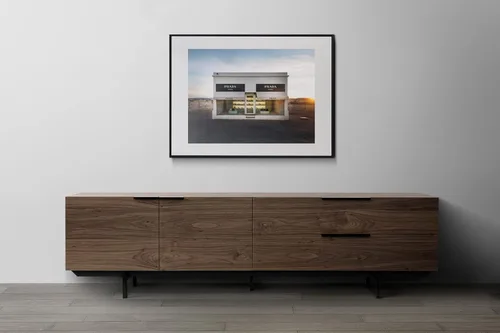 Vista 5 de Impresión fotográfica – Prada Marfa, Valentine, TX – Una escultura permanentemente instalada por artistas Elmgreen y Dragset – Póster histórico