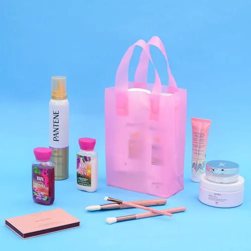 Vista 5 de Prime Line Packaging Bolsas de regalo rosadas, bolsas de tote de plástico esmerilado con asas para pequeñas empresas, golosinas, compras, cumpleaños