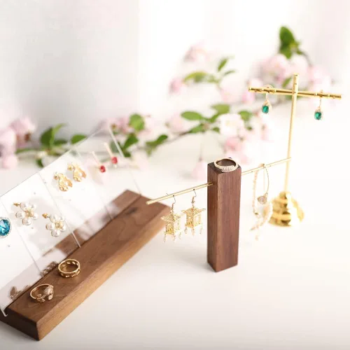 Vista 4 de GemeShou Exhibidor de aretes de madera para vender joyas, aretes de aro en T, soporte de aretes de tuerca Soporte de nogal con barra de latón