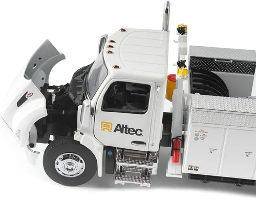 Vista 3 de Diecast Masters Escala 1:32 Peterbilt Modelo 536 con cuerpo de servicio aéreo Altec AA55, cabina blanca y cuerpo blanco Serie de transporte