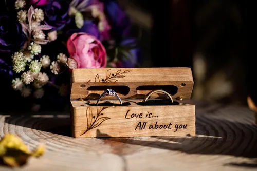 Vista 2 de LUNA MOTH Caja delgada de madera para anillos de boda, soporte de doble anillo de madera grabada para 2 anillos, caja rústica para propuesta