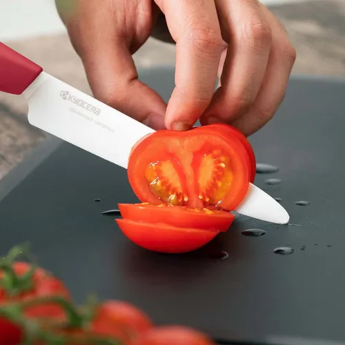 Vista 2 de Kyocera Revolution - Cuchillo de tomate de cerámica micro dentado de 5 Hoja de circonita japonesa no corrosiva con un borde micro dentado
