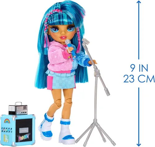Vista 5 de Rainbow High Jr High Rock Band - Skyler, muñeca de moda azul de 9 pulgadas con micrófono más soporte y amplificador, personalizable con calcomanías