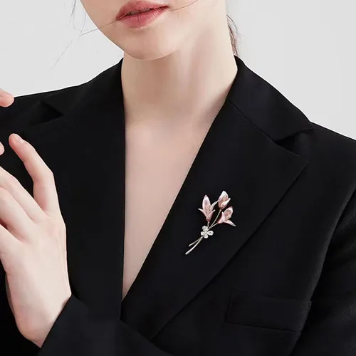 Vista 2 de Seakuur Broche floral elegante con forma de rosa roja para mujer, accesorio para el día de la madre