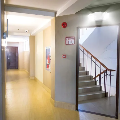 Vista 7 de Ciata Paquete de 12 luces LED de emergencia negras con batería de respaldo, para fallos de energía en el hogar, cableado con cabezales ajustables