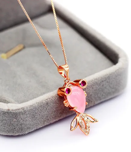 Vista 4 de Uloveido DN236 - Collar con colgante de pez dorado rosa con piedra de jade rosa de imitación