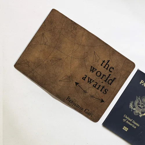 Vista 7 de Wanderlust Collection - Soporte de cuero personalizado para pasaporte - Regalos de viaje, El mundo espera, Cartera Rfid