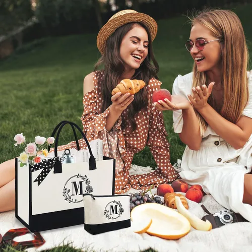Vista 5 de BeeGreen Bolsa de lona con inicial con bolsa de maquillaje, bolsa de playa, regalo de dama de honor para despedida de soltera, regalos de cumpleaños
