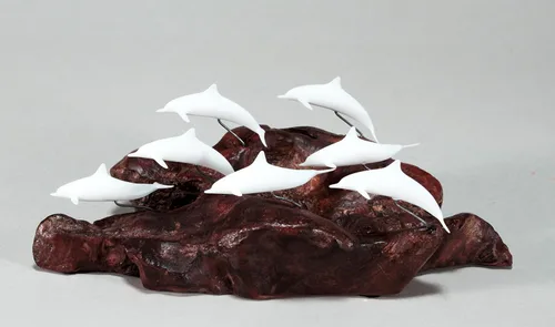 Vista 4 de Escultura escolar de delfines por John Perry Pelúcida miniatura de 8 pulgadas de largo sobre base de Burl