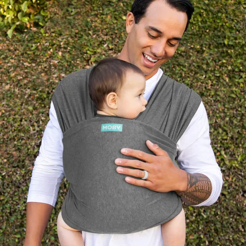 Vista 4 de Porta bebé Moby Baby Wrap para recién nacidos a niños pequeños (8-15kg), porta bebé en cabestrillo, diseño ultra ligero y manos libres, ajustable