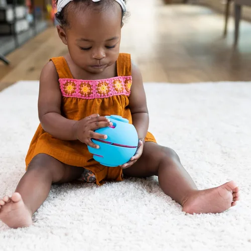 Vista 6 de Fat Brain Toys OombeeBall - Rompecabezas sensorial de anidación para bebés y niños pequeños