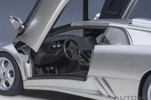 Vista 9 de AUTOart Lamborghini Diablo SE30 JOTA (TITANIO/Plateado metálico)