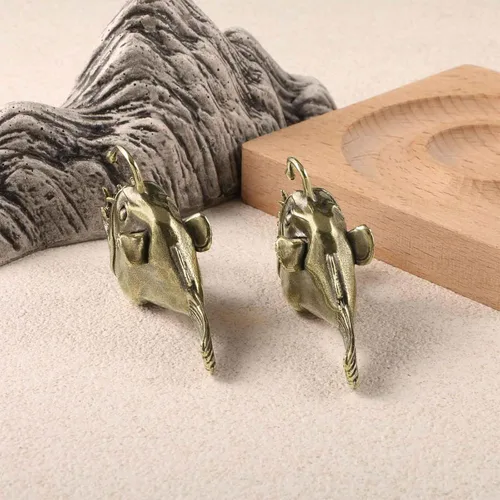 Vista 4 de 2 piezas de estatua de pez, escultura de metal sólido, mini estatuilla de animales de latón para decoración de escritorio en casa, oficina, jardín