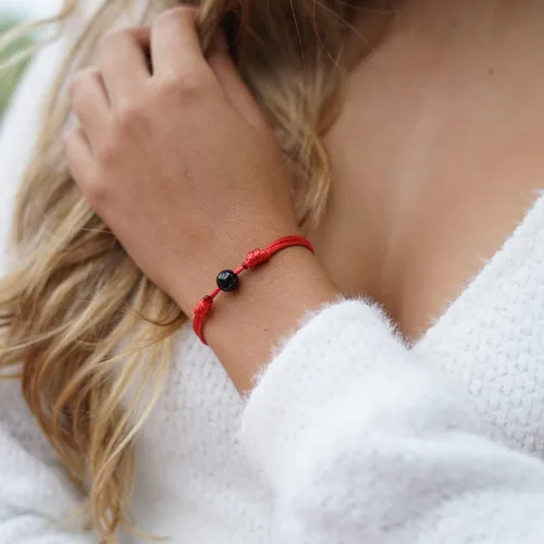 Vista 2 de Luck Strings Pulsera de cuerda roja de turmalina negra, amuleto de protección contra el mal de ojo de la Cabalá hecha a mano con cordón ajustable