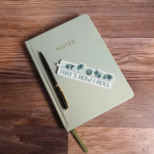 Vista 3 de Calcomanía de Armadillo con texto en inglés «That's How I Roll» para Hydroflask, lindos animales para vasos de bebida, adorables y divertidas