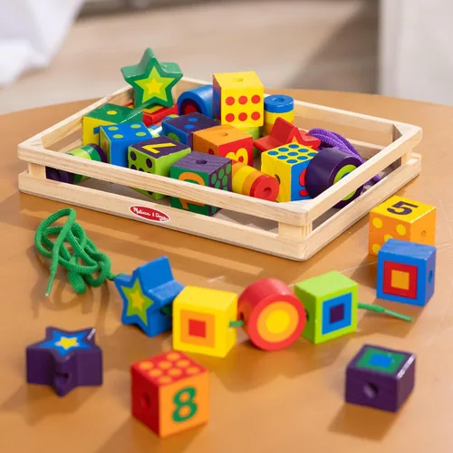 Vista 9 de Cuentas de madera para enlazar Melissa & Doug, actividad educativa con 27 mostacillas y 2 cintas